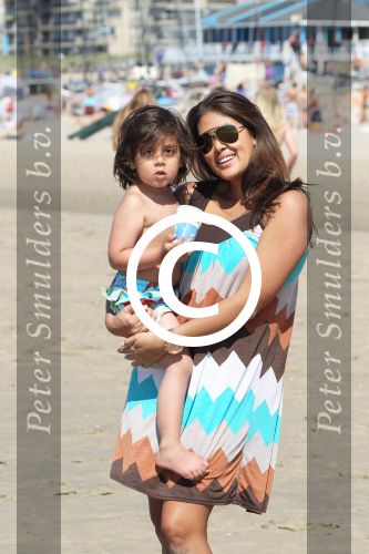 Noordwijk 26 m ei 2012
Connie Breukhoven met dochter Shanna en kleinkinderen Semmy en Soraiya op het strand bij hotel huis ter duin.
Peter Smulders bv