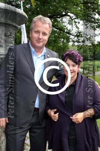 Breukelen 12 juni 2012
Haringparty op Neijenrode. Sharon Dijksma met man
Peter Smulders bv