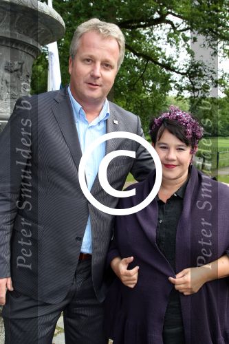 Breukelen 12 juni 2012
Haringparty op Neijenrode. Sharon Dijksma met man
Peter Smulders bv