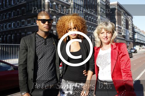 Amsterdam 28 mei 2012
Presentatie in panama. Sharon Doorson met moeder en vriend ( The voice of holland TVOH)
Peter Smulders bv