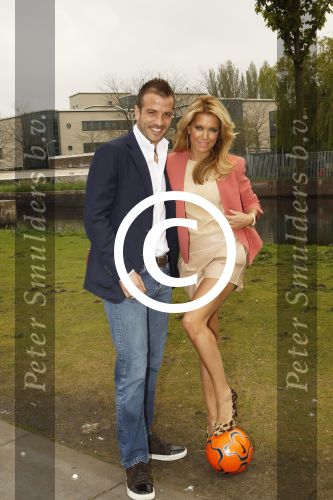 Amsterdam, 3 Mei 2012 Presentatie Nieuw Magazine RAFAEL in Cafe Vak zuid, Olympisch Stadion.
Rafel v d Vaart samen met zijn vrouw Sylvie v d Vaart
Foto Peter Smulders BV