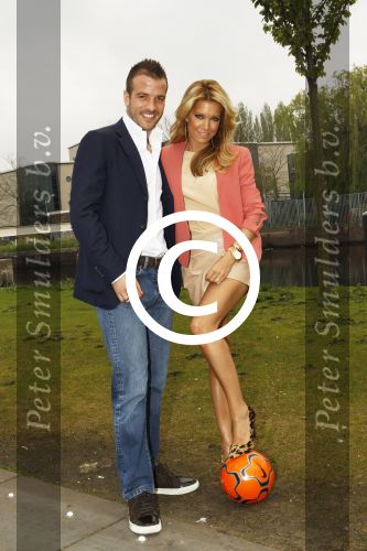 Amsterdam, 3 Mei 2012 Presentatie Nieuw Magazine RAFAEL in Cafe Vak zuid, Olympisch Stadion.
Rafel v d Vaart samen met zijn vrouw Sylvie v d Vaart
Foto Peter Smulders BV