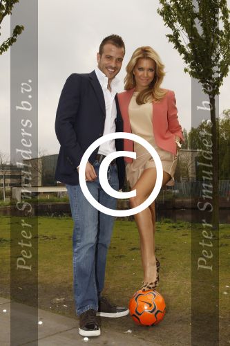 Amsterdam, 3 Mei 2012 Presentatie Nieuw Magazine RAFAEL in Cafe Vak zuid, Olympisch Stadion.
Rafel v d Vaart samen met zijn vrouw Sylvie v d Vaart
Foto Peter Smulders BV