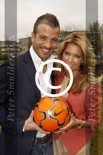 Amsterdam, 3 Mei 2012 Presentatie Nieuw Magazine RAFAEL in Cafe Vak zuid, Olympisch Stadion.
Rafel v d Vaart samen met zijn vrouw Sylvie v d Vaart
Foto Peter Smulders BV