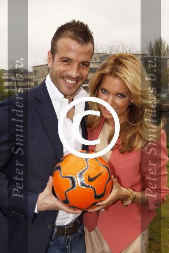 Amsterdam, 3 Mei 2012 Presentatie Nieuw Magazine RAFAEL in Cafe Vak zuid, Olympisch Stadion.
Rafel v d Vaart samen met zijn vrouw Sylvie v d Vaart
Foto Peter Smulders BV
