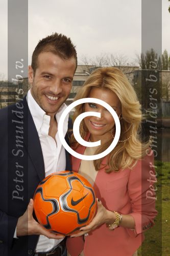 Amsterdam, 3 Mei 2012 Presentatie Nieuw Magazine RAFAEL in Cafe Vak zuid, Olympisch Stadion.
Rafel v d Vaart samen met zijn vrouw Sylvie v d Vaart
Foto Peter Smulders BV