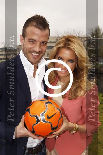 Amsterdam, 3 Mei 2012 Presentatie Nieuw Magazine RAFAEL in Cafe Vak zuid, Olympisch Stadion.
Rafel v d Vaart samen met zijn vrouw Sylvie v d Vaart
Foto Peter Smulders BV
