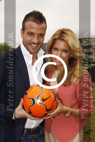 Amsterdam, 3 Mei 2012 Presentatie Nieuw Magazine RAFAEL in Cafe Vak zuid, Olympisch Stadion.
Rafel v d Vaart samen met zijn vrouw Sylvie v d Vaart
Foto Peter Smulders BV