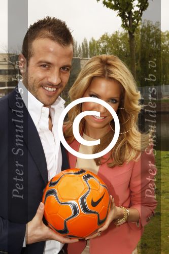 Amsterdam, 3 Mei 2012 Presentatie Nieuw Magazine RAFAEL in Cafe Vak zuid, Olympisch Stadion.
Rafel v d Vaart samen met zijn vrouw Sylvie v d Vaart
Foto Peter Smulders BV