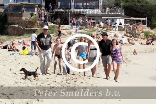 ibiza 1 mei 2012
Sonja Bakker met haar kinderen vader en vriend Jan en zijn dochter op vakantie op ibiza. Ook hun hondje hadden ze mee genomen.
Peter Smulders bv