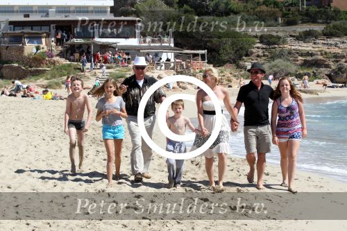 ibiza 1 mei 2012
Sonja Bakker met haar kinderen vader en vriend Jan en zijn dochter op vakantie op ibiza. Ook hun hondje hadden ze mee genomen.
Peter Smulders bv