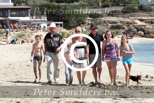 ibiza 1 mei 2012
Sonja Bakker met haar kinderen vader en vriend Jan en zijn dochter op vakantie op ibiza. Ook hun hondje hadden ze mee genomen.
Peter Smulders bv