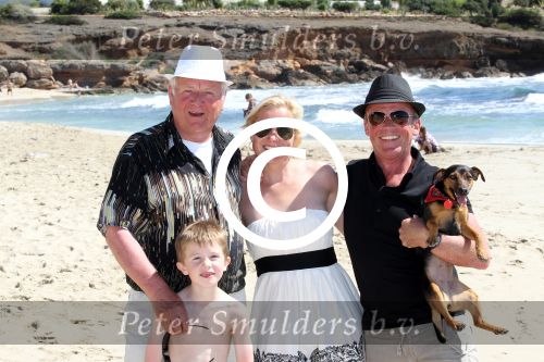 ibiza 1 mei 2012
Sonja Bakker met haar kinderen vader en vriend Jan en zijn dochter op vakantie op ibiza. Ook hun hondje hadden ze mee genomen.
Peter Smulders bv