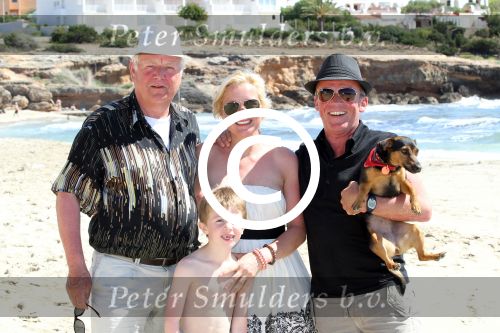 ibiza 1 mei 2012
Sonja Bakker met haar kinderen vader en vriend Jan en zijn dochter op vakantie op ibiza. Ook hun hondje hadden ze mee genomen.
Peter Smulders bv