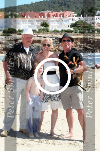 ibiza 1 mei 2012
Sonja Bakker met haar kinderen vader en vriend Jan en zijn dochter op vakantie op ibiza. Ook hun hondje hadden ze mee genomen.
Peter Smulders bv