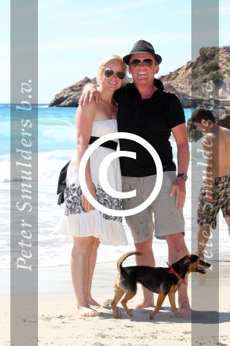 ibiza 1 mei 2012
Sonja Bakker met haar kinderen vader en vriend Jan en zijn dochter op vakantie op ibiza. Ook hun hondje hadden ze mee genomen.
Peter Smulders bv
