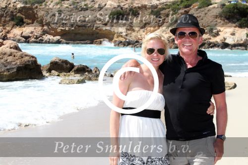 ibiza 1 mei 2012
Sonja Bakker met haar kinderen vader en vriend Jan en zijn dochter op vakantie op ibiza. Ook hun hondje hadden ze mee genomen.
Peter Smulders bv