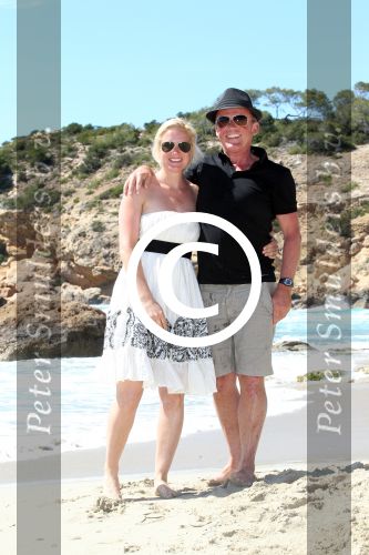 ibiza 1 mei 2012
Sonja Bakker met haar kinderen vader en vriend Jan en zijn dochter op vakantie op ibiza. Ook hun hondje hadden ze mee genomen.
Peter Smulders bv