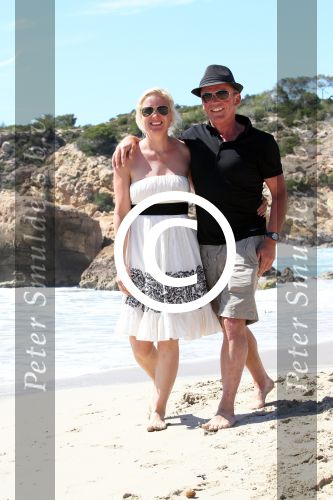 ibiza 1 mei 2012
Sonja Bakker met haar kinderen vader en vriend Jan en zijn dochter op vakantie op ibiza. Ook hun hondje hadden ze mee genomen.
Peter Smulders bv