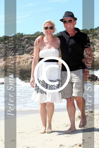 ibiza 1 mei 2012
Sonja Bakker met haar kinderen vader en vriend Jan en zijn dochter op vakantie op ibiza. Ook hun hondje hadden ze mee genomen.
Peter Smulders bv