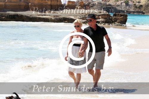 ibiza 1 mei 2012
Sonja Bakker met haar kinderen vader en vriend Jan en zijn dochter op vakantie op ibiza. Ook hun hondje hadden ze mee genomen.
Peter Smulders bv