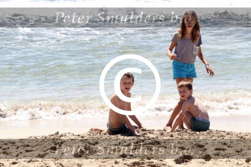 ibiza 1 mei 2012
Sonja Bakker met haar kinderen vader en vriend Jan en zijn dochter op vakantie op ibiza. Ook hun hondje hadden ze mee genomen.
Peter Smulders bv