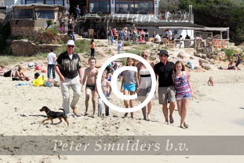 ibiza 1 mei 2012
Sonja Bakker met haar kinderen vader en vriend Jan en zijn dochter op vakantie op ibiza. Ook hun hondje hadden ze mee genomen.
Peter Smulders bv