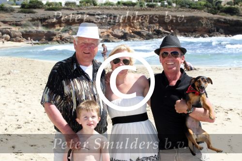 ibiza 1 mei 2012
Sonja Bakker met haar kinderen vader en vriend Jan en zijn dochter op vakantie op ibiza. Ook hun hondje hadden ze mee genomen.
Peter Smulders bv