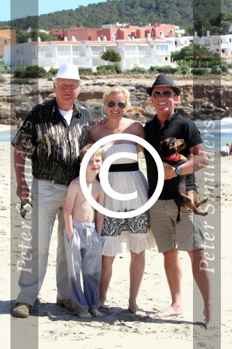 ibiza 1 mei 2012
Sonja Bakker met haar kinderen vader en vriend Jan en zijn dochter op vakantie op ibiza. Ook hun hondje hadden ze mee genomen.
Peter Smulders bv