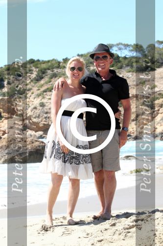 ibiza 1 mei 2012
Sonja Bakker met haar kinderen vader en vriend Jan en zijn dochter op vakantie op ibiza. Ook hun hondje hadden ze mee genomen.
Peter Smulders bv