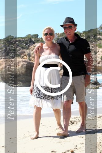 ibiza 1 mei 2012
Sonja Bakker met haar kinderen vader en vriend Jan en zijn dochter op vakantie op ibiza. Ook hun hondje hadden ze mee genomen.
Peter Smulders bv