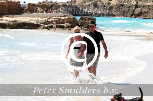 ibiza 1 mei 2012
Sonja Bakker met haar kinderen vader en vriend Jan en zijn dochter op vakantie op ibiza. Ook hun hondje hadden ze mee genomen.
Peter Smulders bv