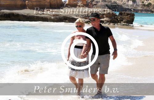 ibiza 1 mei 2012
Sonja Bakker met haar kinderen vader en vriend Jan en zijn dochter op vakantie op ibiza. Ook hun hondje hadden ze mee genomen.
Peter Smulders bv