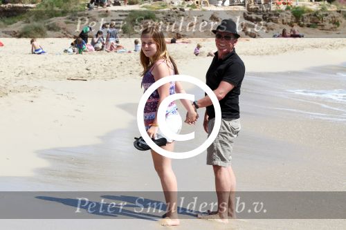 ibiza 1 mei 2012
Sonja Bakker met haar kinderen vader en vriend Jan en zijn dochter op vakantie op ibiza. Ook hun hondje hadden ze mee genomen.
Peter Smulders bv