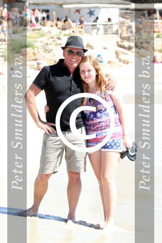 ibiza 1 mei 2012
Sonja Bakker met haar kinderen vader en vriend Jan en zijn dochter op vakantie op ibiza. Ook hun hondje hadden ze mee genomen.
Peter Smulders bv