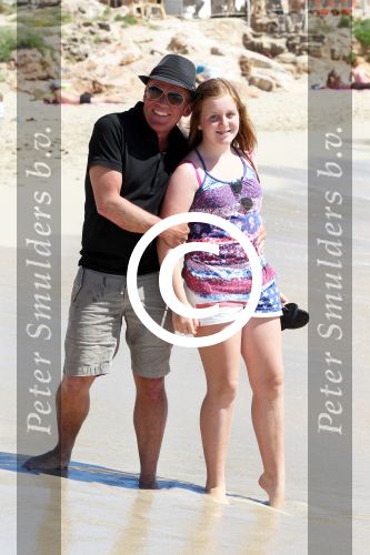 ibiza 1 mei 2012
Sonja Bakker met haar kinderen vader en vriend Jan en zijn dochter op vakantie op ibiza. Ook hun hondje hadden ze mee genomen.
Peter Smulders bv