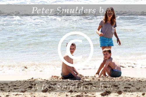 ibiza 1 mei 2012
Sonja Bakker met haar kinderen vader en vriend Jan en zijn dochter op vakantie op ibiza. Ook hun hondje hadden ze mee genomen.
Peter Smulders bv