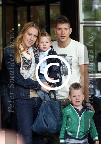 Amsterdam 4 juni 2012
Vertrek Nederlands elftal v.a. het Hilton hotel naar het EK in Oekraine en Polen.
Stijn Schaars met gezinnetje
Peter Smulders bv