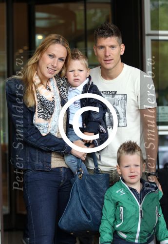 Amsterdam 4 juni 2012
Vertrek Nederlands elftal v.a. het Hilton hotel naar het EK in Oekraine en Polen.
Stijn Schaars met gezinnetje
Peter Smulders bv