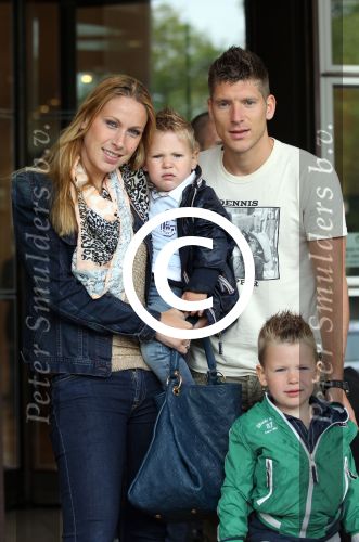 Amsterdam 4 juni 2012
Vertrek Nederlands elftal v.a. het Hilton hotel naar het EK in Oekraine en Polen.
Stijn Schaars met gezinnetje
Peter Smulders bv