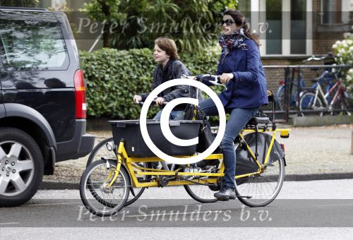 Amsterdam 9 mei 2012
Susan Visser met zoon op de fiets.
Peter Smulders bv