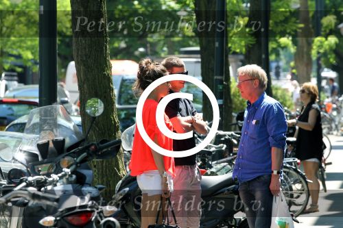 Amsterdam 25 mei 2012
Sven Kramer en zijn vriendin Naomi v As in gesprek met Jack Spijkerman op de cornelis schuytstraat.
Peter Smulders bv