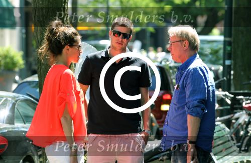 Amsterdam 25 mei 2012
Sven Kramer en zijn vriendin Naomi v As in gesprek met Jack Spijkerman op de cornelis schuytstraat.
Peter Smulders bv