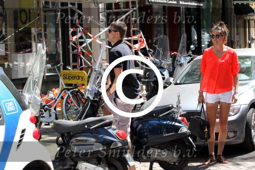 Amsterdam 25 mei 2012
Sven Kramer en zijn vriendin Naomi v As op de vespa scooter op de cornelis schuytstraat.
Peter Smulders bv