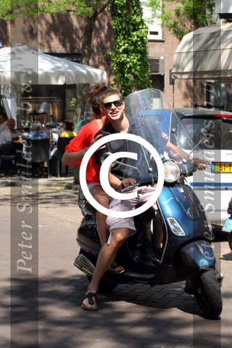 Amsterdam 25 mei 2012
Sven Kramer en zijn vriendin Naomi v As op de vespa scooter op de cornelis schuytstraat.
Peter Smulders bv