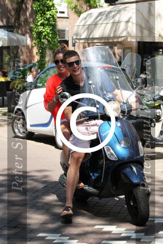 Amsterdam 25 mei 2012
Sven Kramer en zijn vriendin Naomi v As op de vespa scooter op de cornelis schuytstraat.
Peter Smulders bv