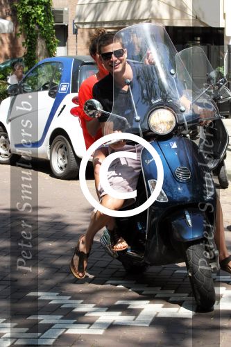 Amsterdam 25 mei 2012
Sven Kramer en zijn vriendin Naomi v As op de vespa scooter op de cornelis schuytstraat.
Peter Smulders bv