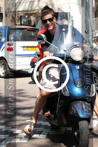 Amsterdam 25 mei 2012
Sven Kramer en zijn vriendin Naomi v As op de vespa scooter op de cornelis schuytstraat.
Peter Smulders bv