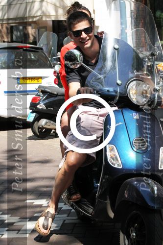 Amsterdam 25 mei 2012
Sven Kramer en zijn vriendin Naomi v As op de vespa scooter op de cornelis schuytstraat.
Peter Smulders bv