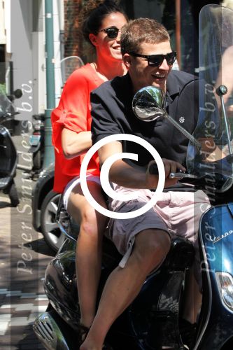 Amsterdam 25 mei 2012
Sven Kramer en zijn vriendin Naomi v As op de vespa scooter op de cornelis schuytstraat.
Peter Smulders bv